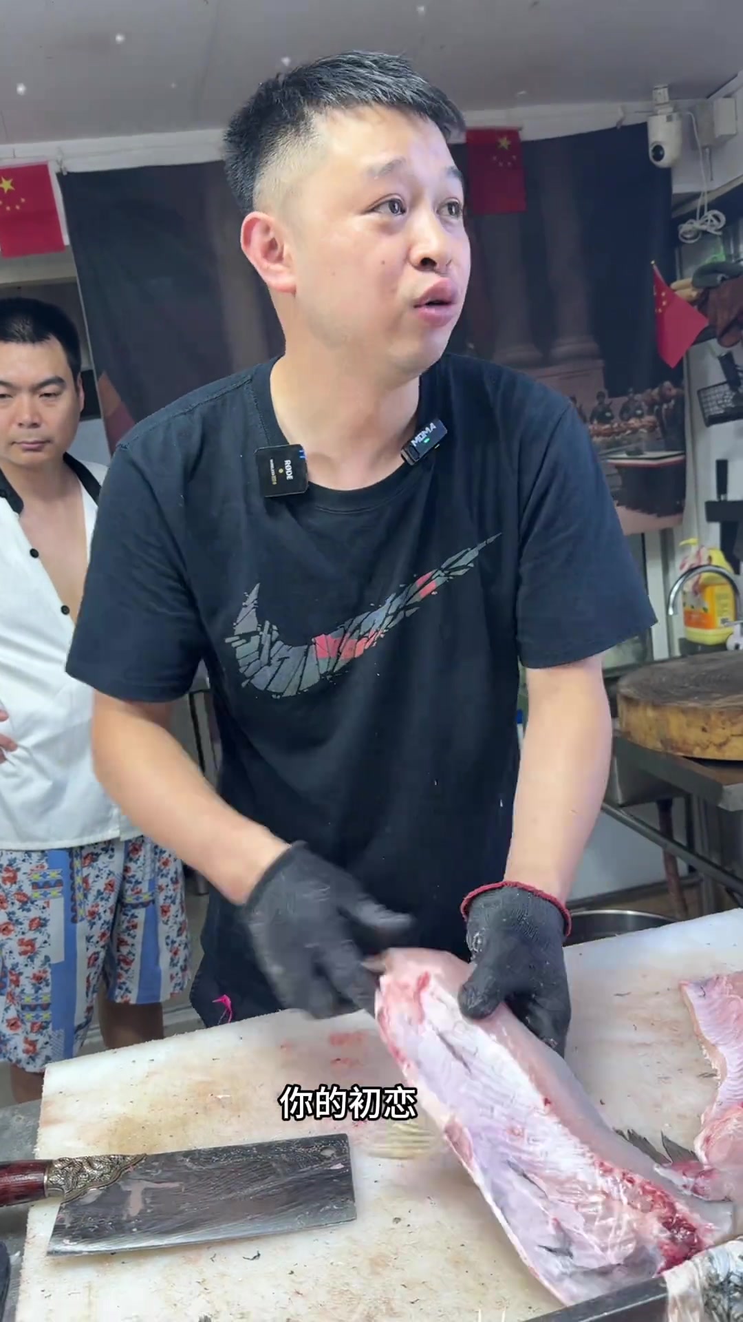 菜市场鱼摊60岁阿姨被小伙当成宝