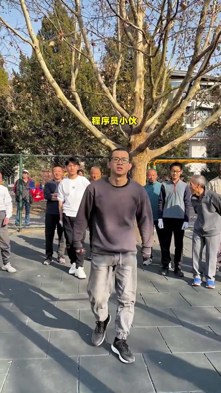 弘扬非遗宫廷盘杠，带领男女老少用盘杠中的动作强身健体，看着大家的进步，我很欣慰！