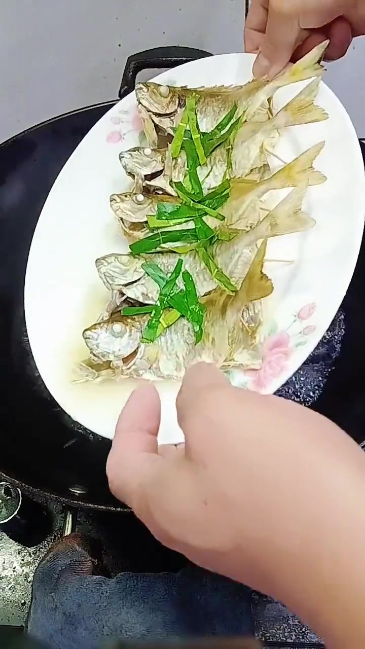 鱼的花式做法：柠檬叶蒸柠檬鱼，蒸三分钟即好