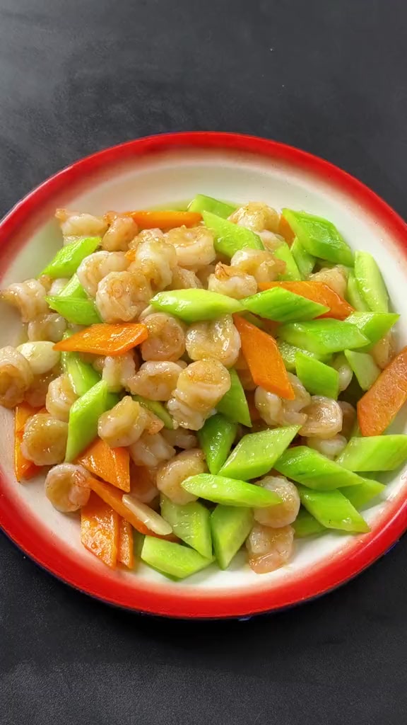 清炒虾仁 男人会做饭，情敌少一半。#清炒虾仁 #抖音美食创作者 #美食教程 #年夜饭菜单提