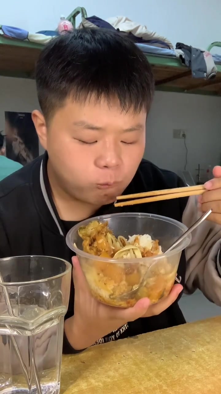 炫饭新勺子，米饭配鸭腿，快乐吃货的日常！