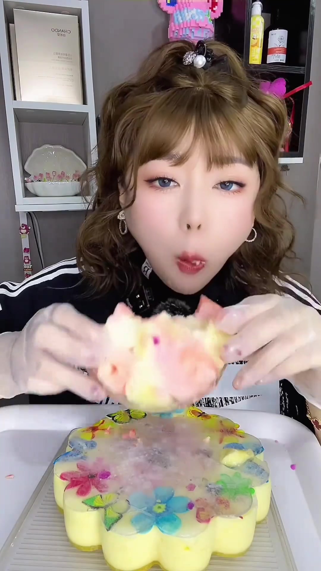 一口吃掉脆皮冰泡芙，咀嚼声超解压！