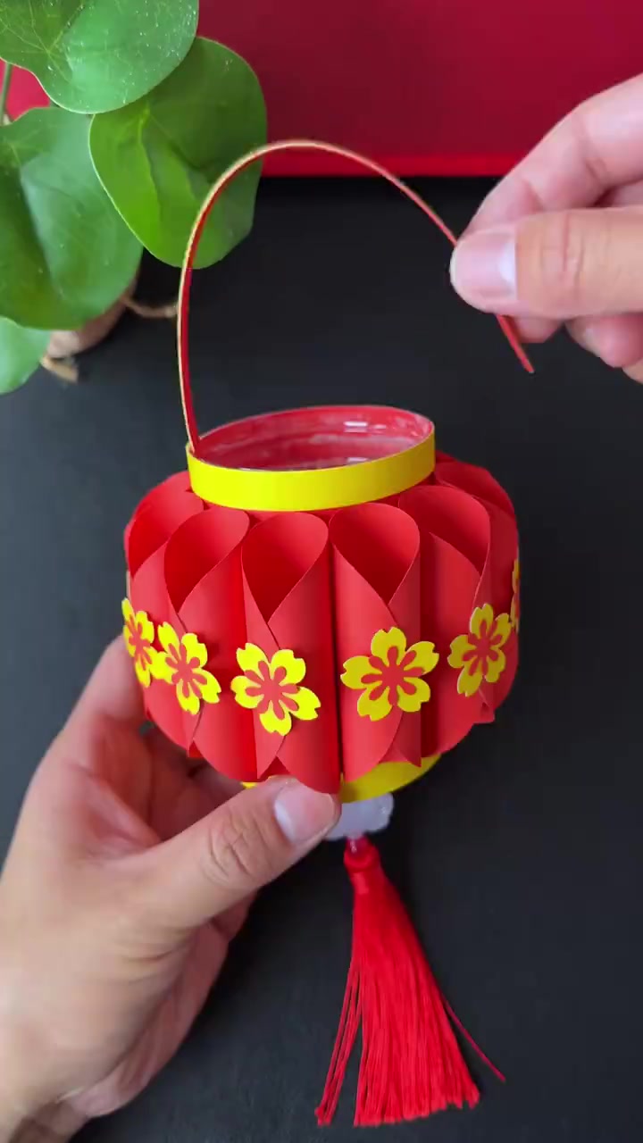 「转存！简单好学的新年红灯笼教程」农历新年快到了，请查收这份新年红灯笼教程，简单易学，一起