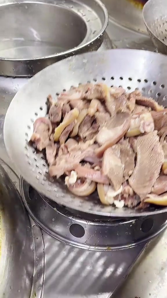 养生滋补羊肉火锅，冬季先喝汤，糊辣椒粉蘸水吃羊肉，绝绝子！