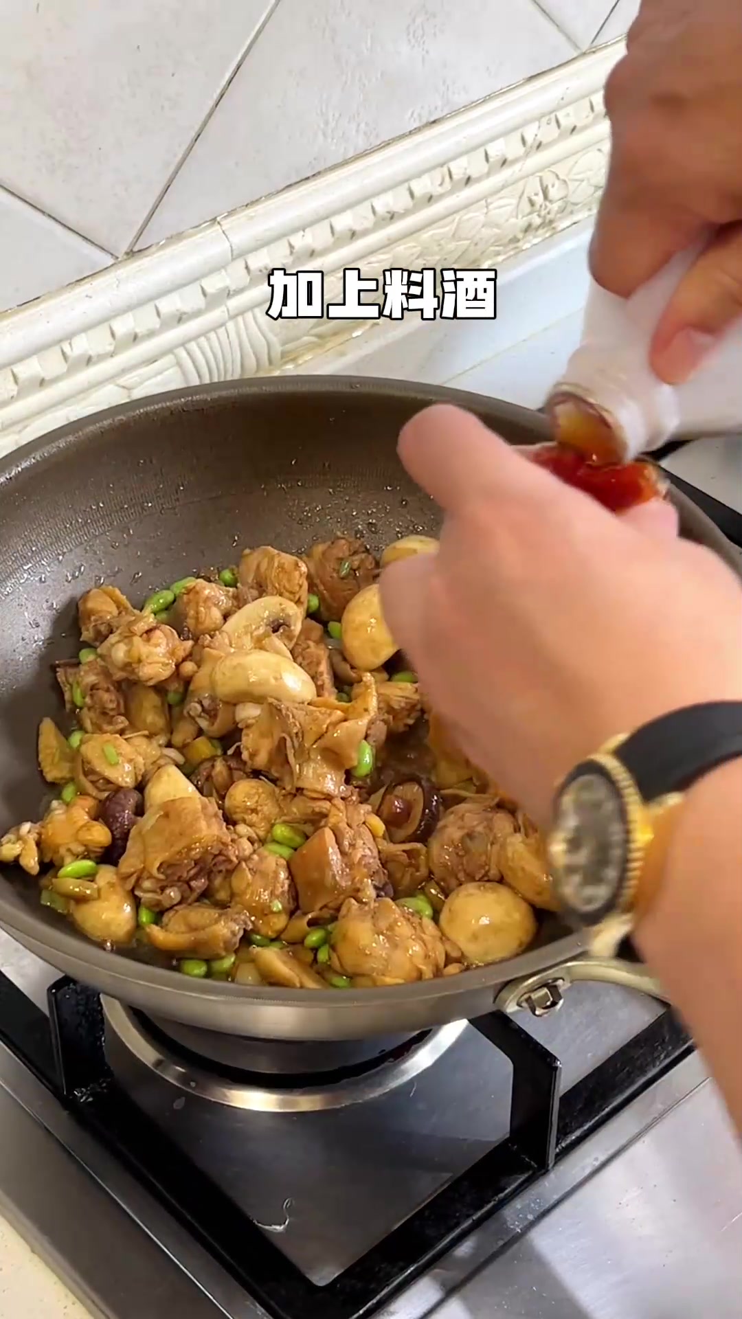 用黄油仔母鸡做黄焖鸡，肉质鲜美汤汁浓郁！