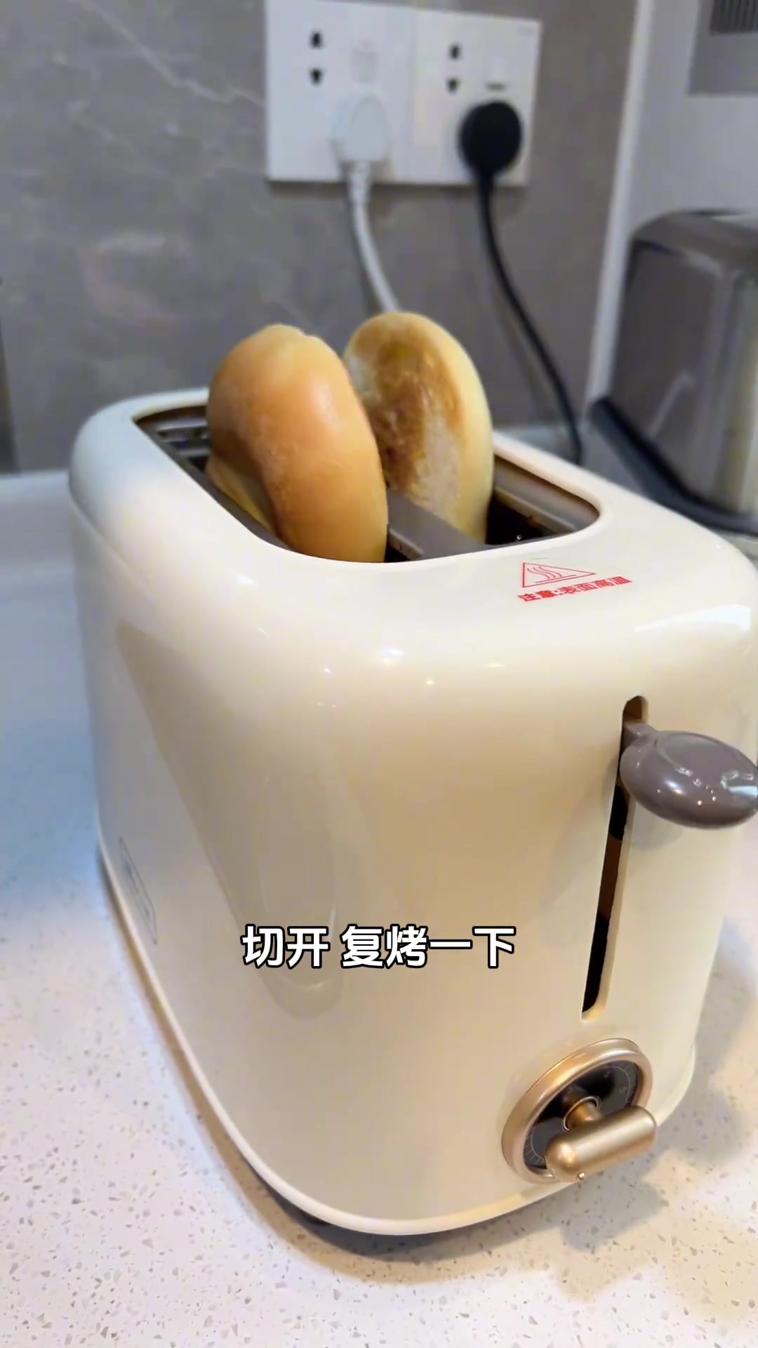 早餐做了鹿茸菇排骨汤面、凉拌秋葵，简单又好吃