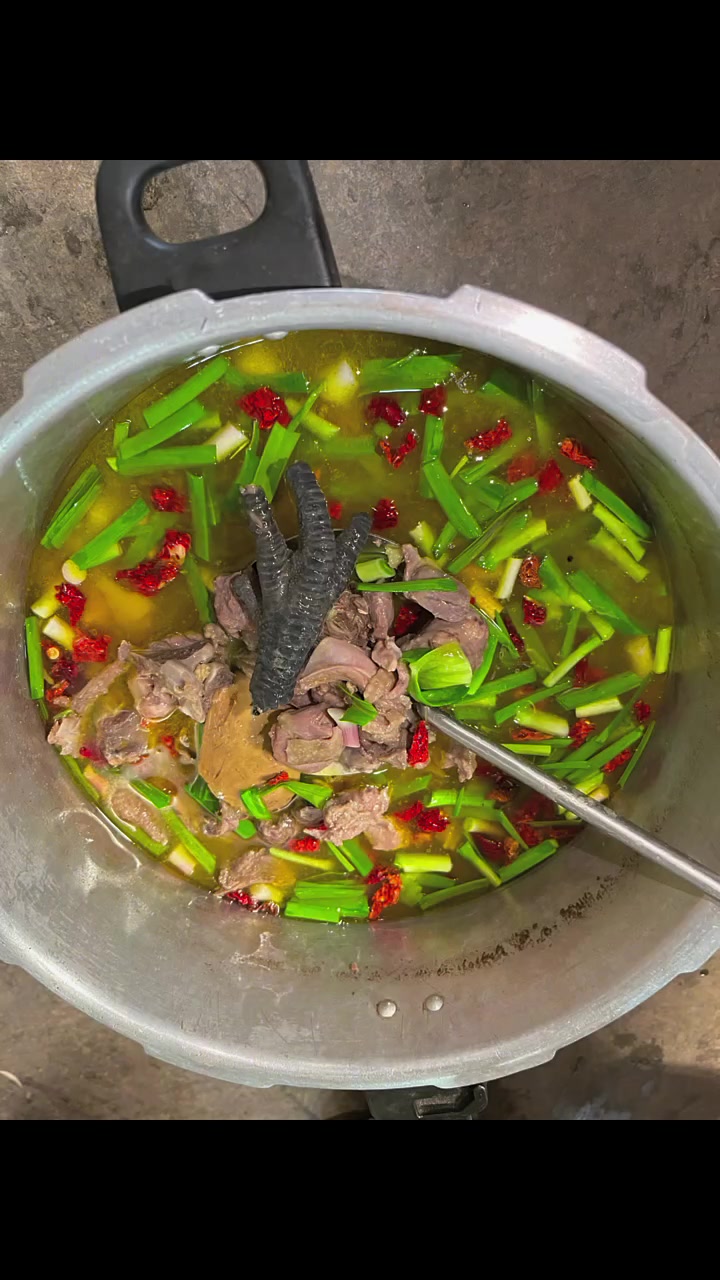 离过年差五天了,还在加班打二楼楼梯,给弄只乌脚鸡来煮火锅吃,各种自己种的小菜,一天下来确实