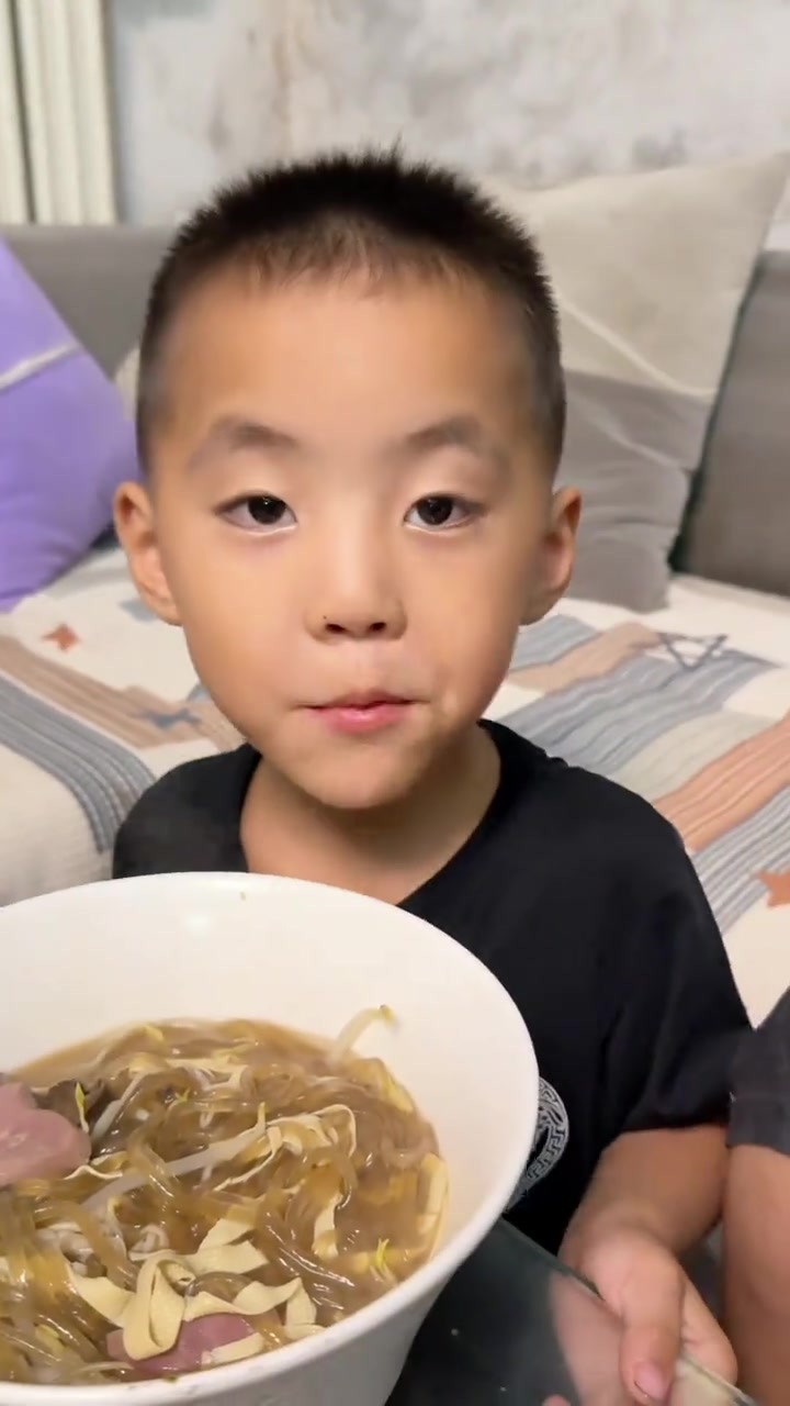 孩子多的好处吃嘛嘛香，酸辣粉大烧饼，爷六个吃的嘎嘎香