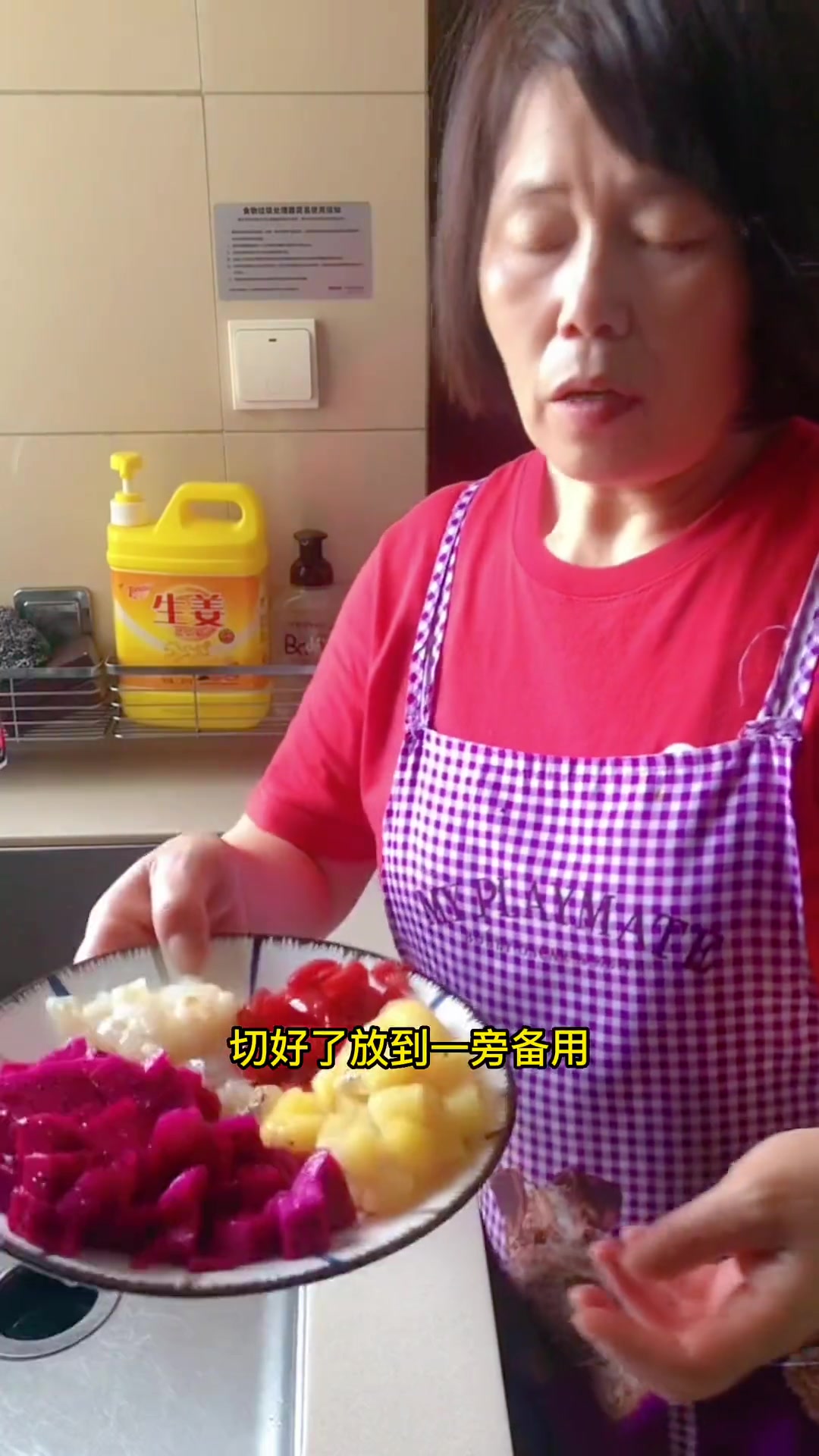 住家阿姨自制水果蛋糕，简单美味又卫生，快来试试吧！
