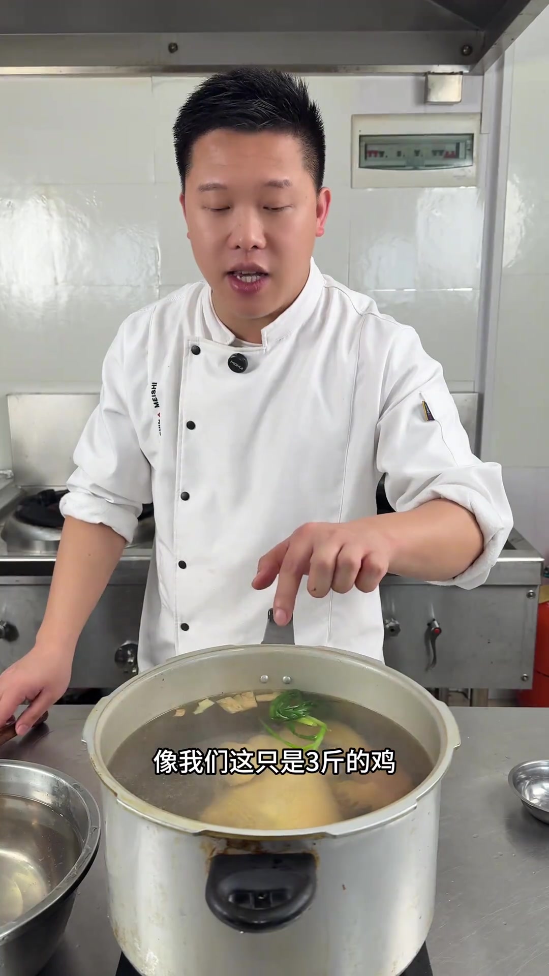年夜饭必备白切鸡，皮脆肉嫩做法分享，学会人人夸你是大厨！