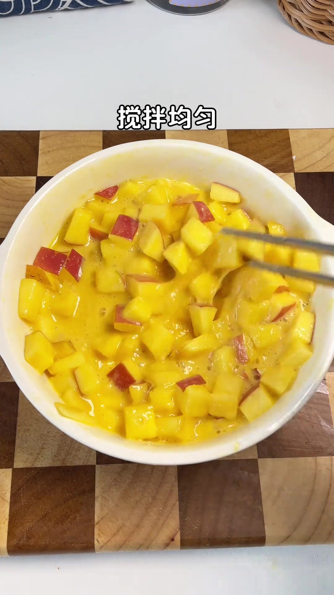 空气炸锅做苹果派，简单搅一搅，外酥里嫩清甜，大人孩子都爱