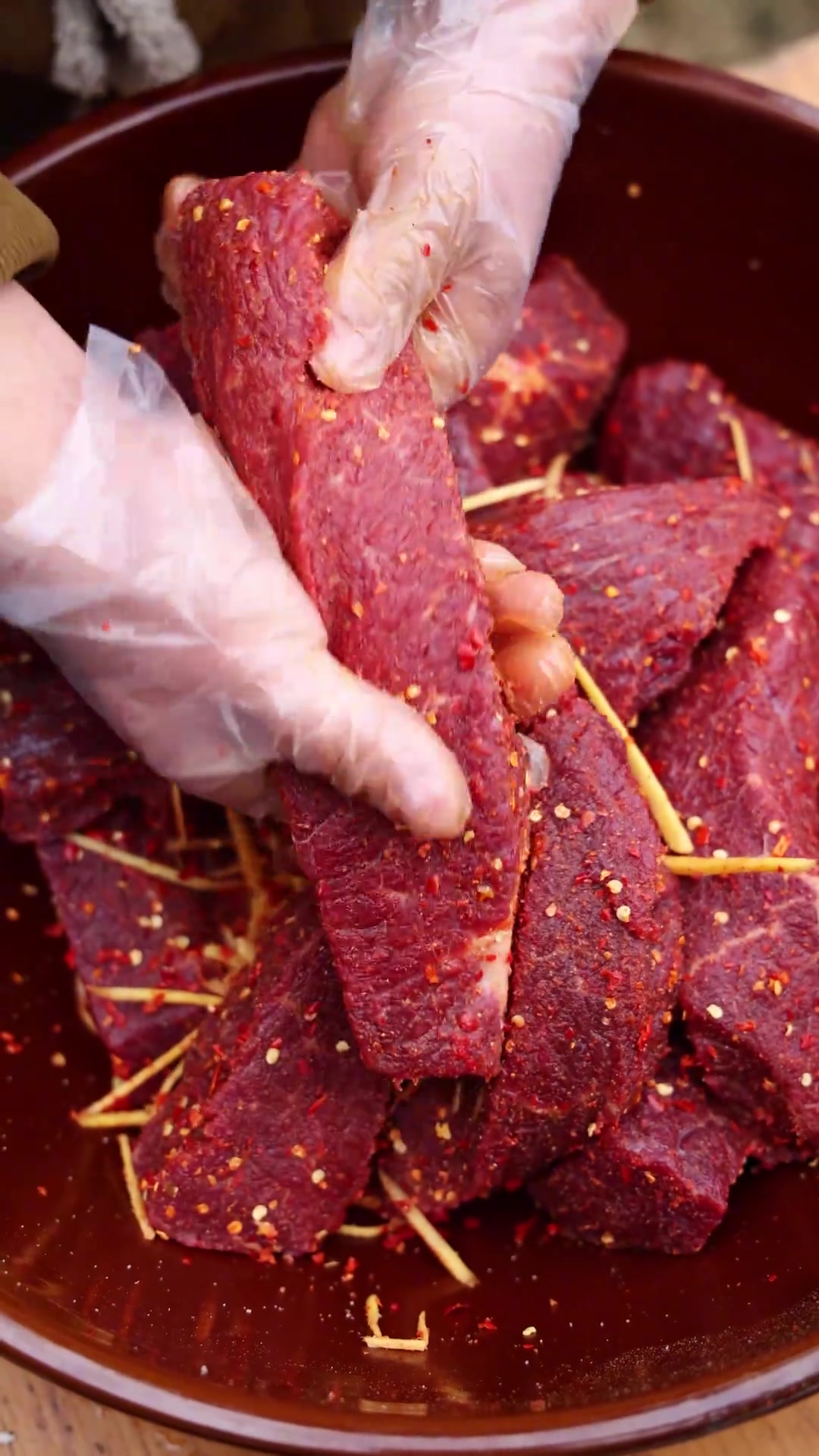 腊牛肉，干香有嚼劲，蒜苗辣椒一炒，年夜饭必备！