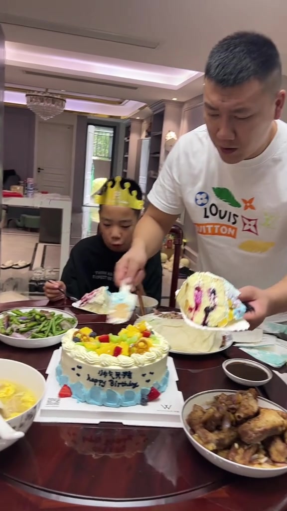生日蛋糕，二宝成长；父亲节孩子团聚，家温暖