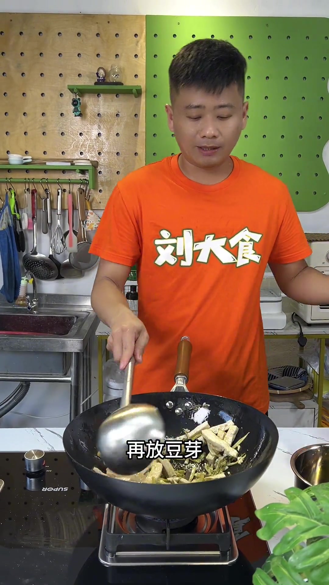 家常菜：清脆爽口的咸菜炒豆芽