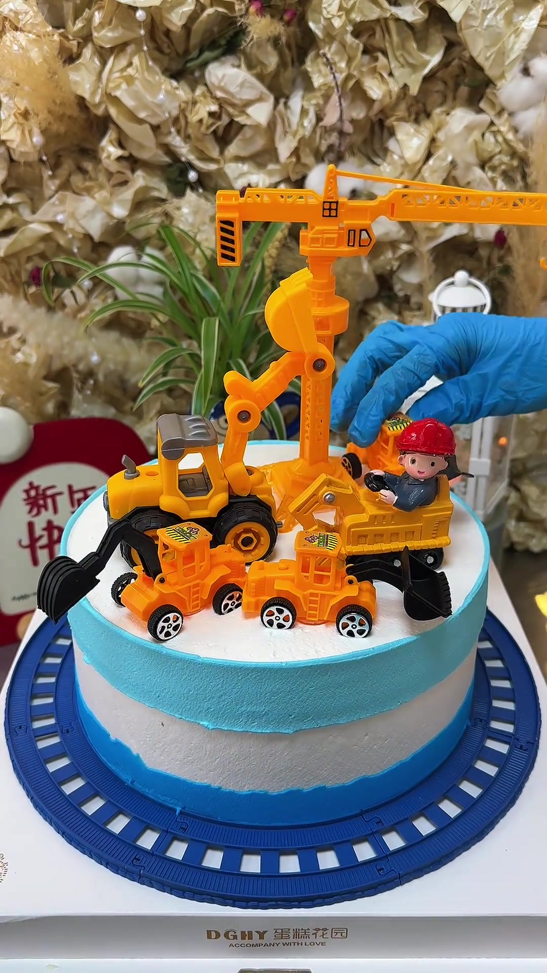小男孩最爱吊车蛋糕