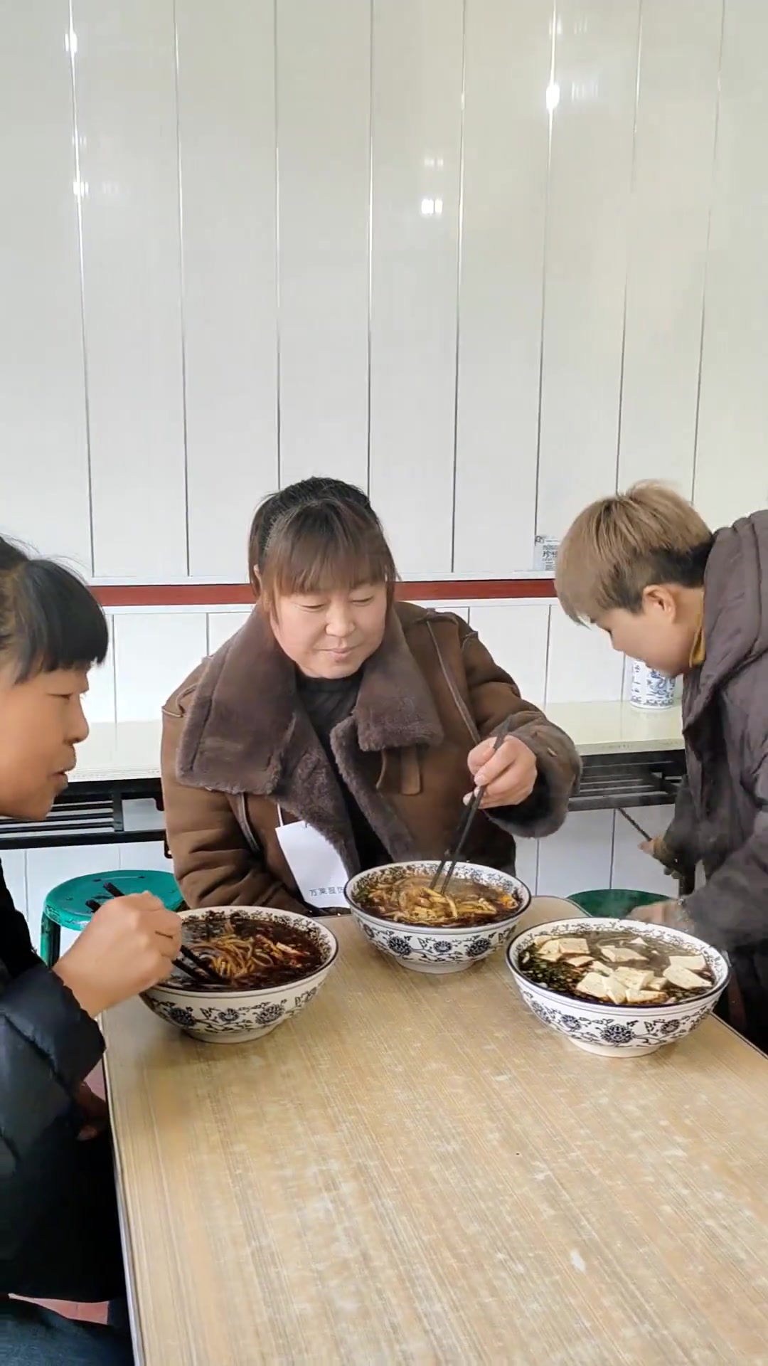 没想到在仁义咸汤面，看见了村里的姐妹仨，让人很羡慕