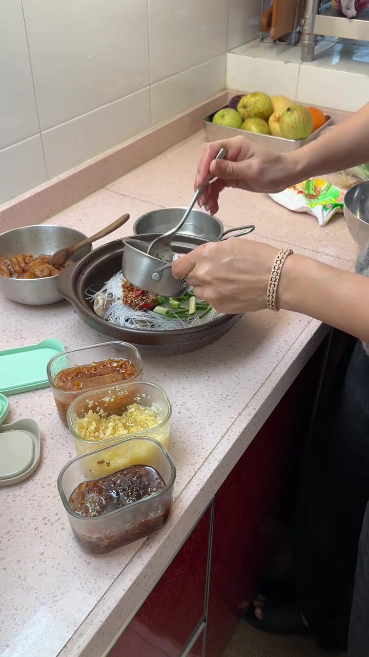 年味年夜饭菜式：盆菜，炸鸡柳，蒜蓉粉丝沙白螺