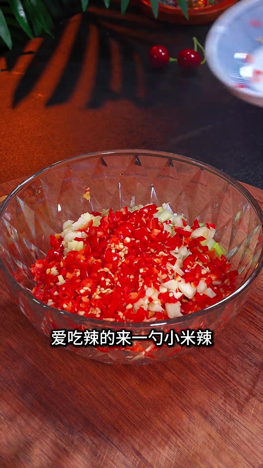 一筷子挑起鲜嫩鱼肉，汤汁浓郁，在家也能做的剁椒鱼头，香辣入味