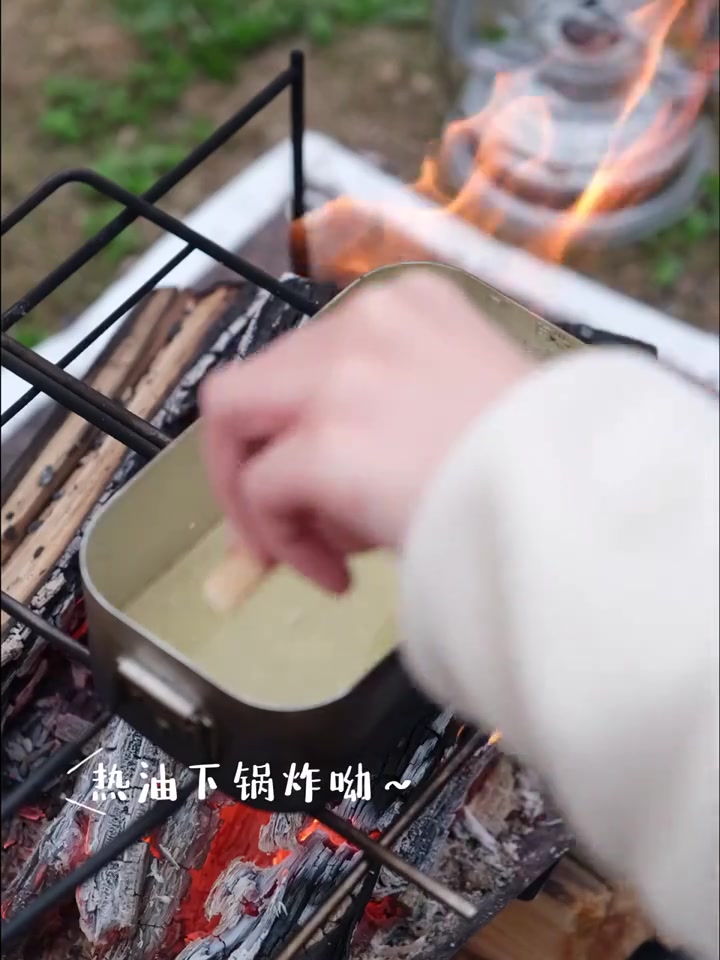 露营美食脆皮炸年糕，糯叽叽一口炫一串