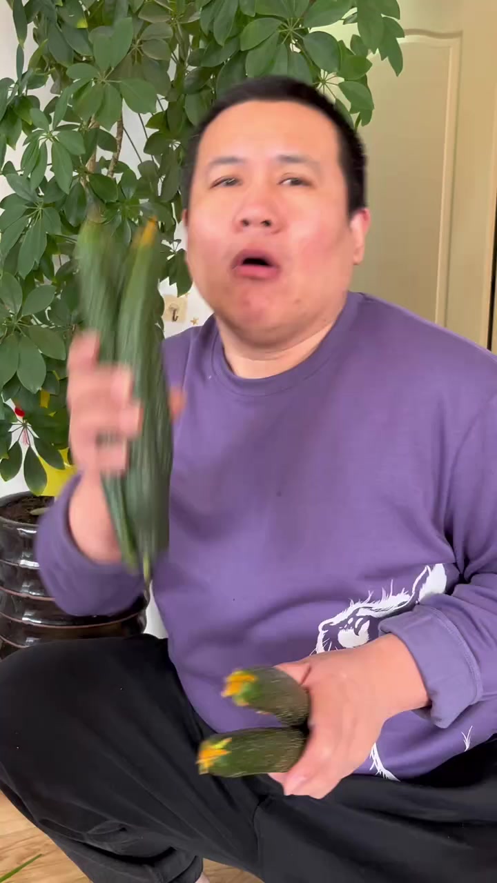 黄瓜怎么挑选?东北早市土豆哥教你怎么挑选蔬菜!你真的会挑选蔬菜吗?挑菜小技巧?菜市场买菜技