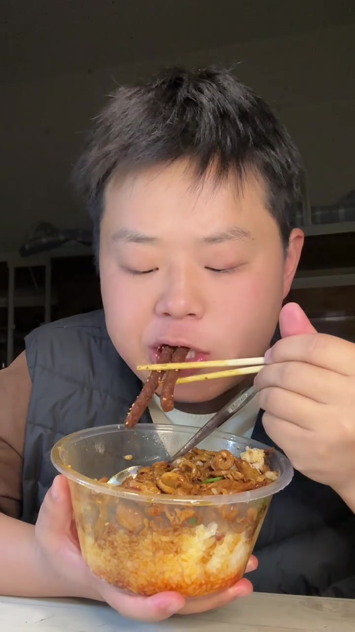 香辣鸡杂盖浇饭，一口满足，美味加倍！