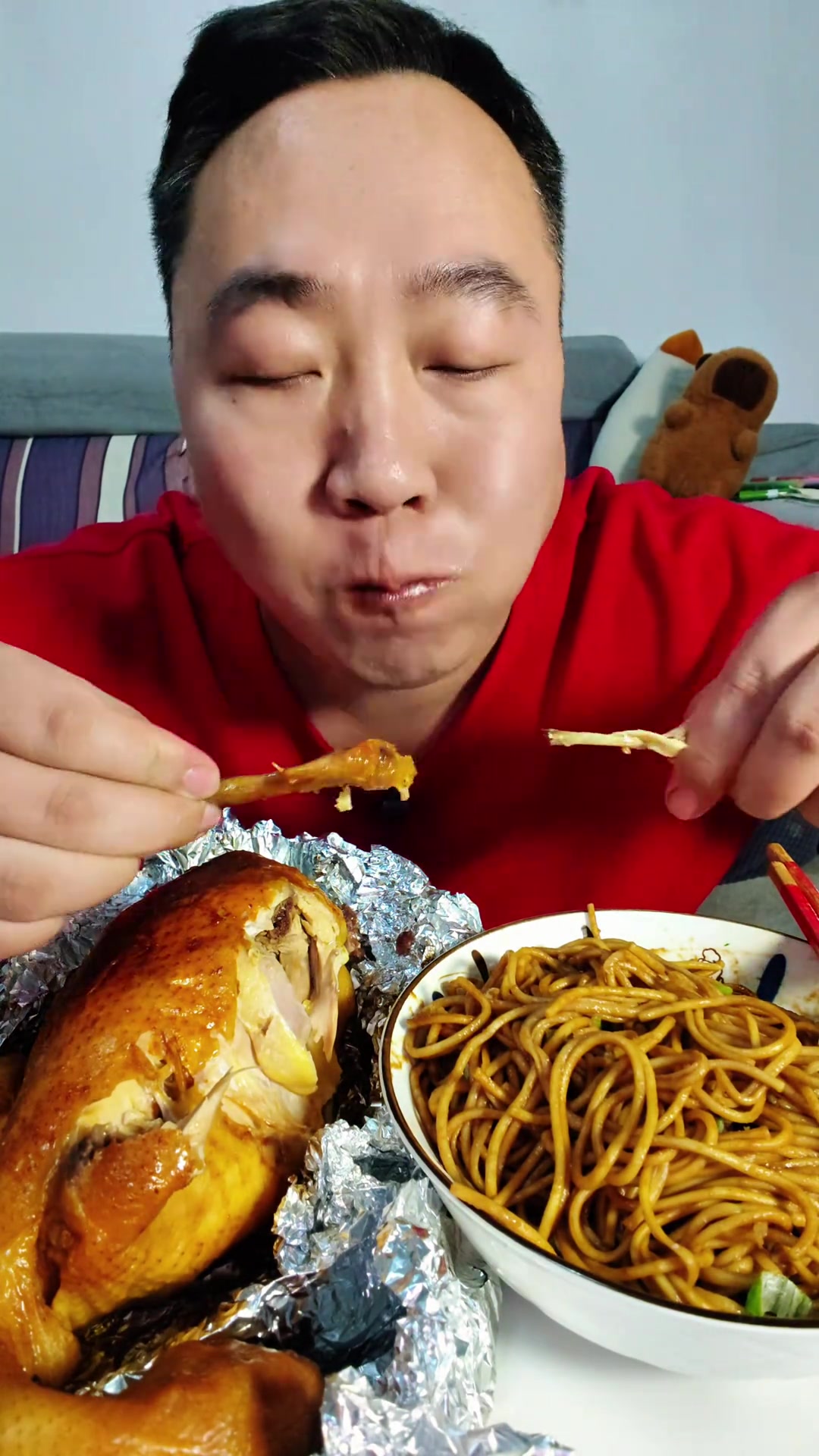 夜宵时刻，窑鸡配热干面，大口吃面真过瘾！