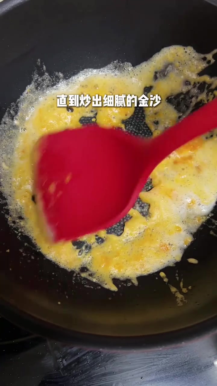 就这个咸蛋黄黄金蛋炒饭在我家直接封神了！米饭粒粒分明裹满浓郁的咸蛋黄香再搭配黑松露的独特咸