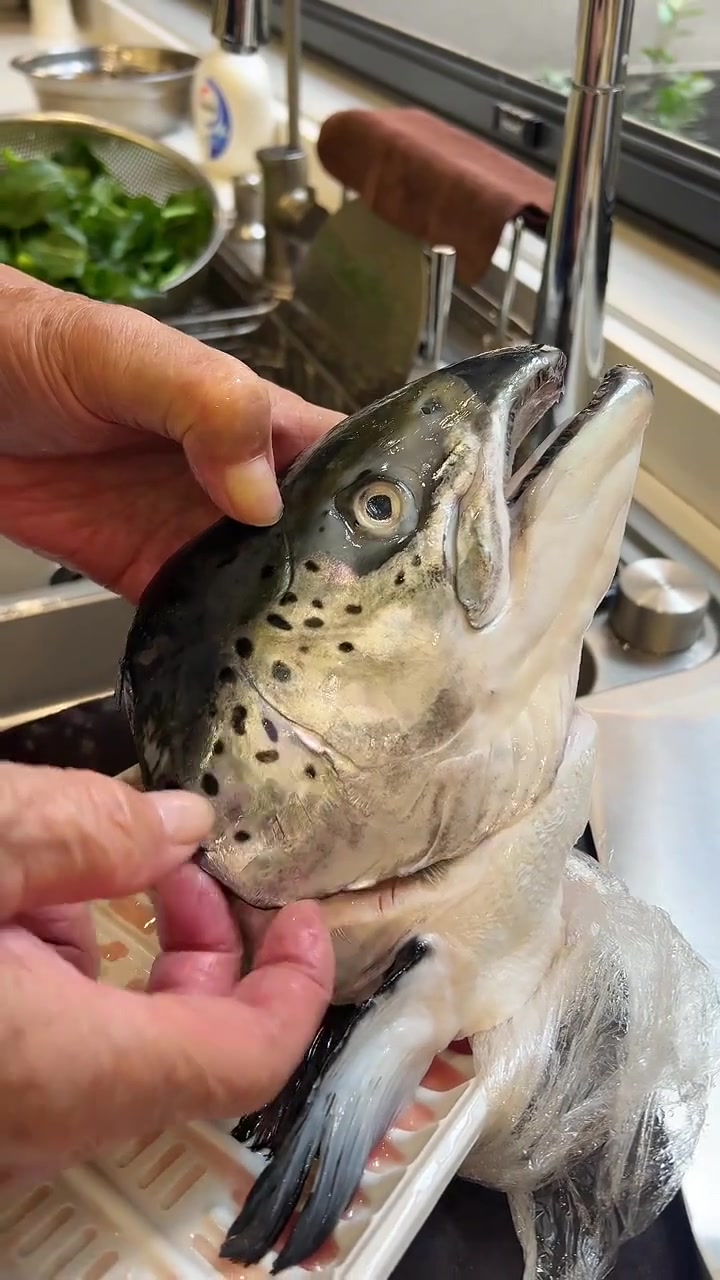 煎焗三文鱼头，20元一大份煎焗三文鱼头，香脆嫩滑
