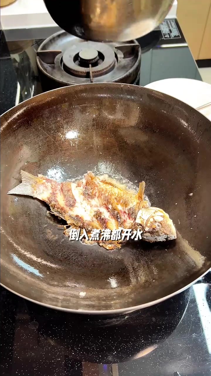 天冷了，就像喝口热汤，今天一起来做番茄鲫鱼汤，简单便宜，好喝有营养