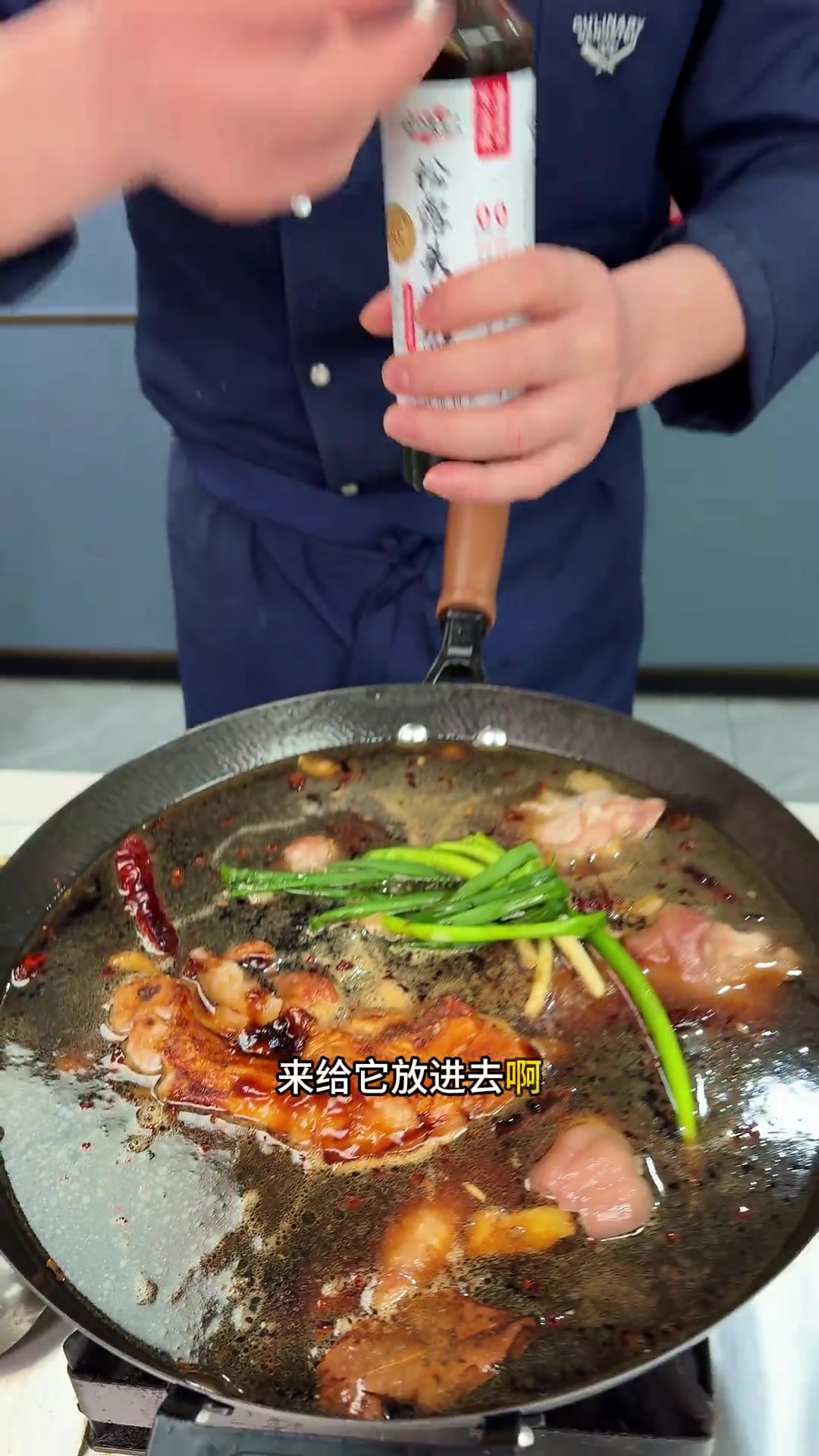 没想到猪蹄上锅蒸一蒸,竟成酒店招牌菜,酱香浓郁,全家都爱吃!