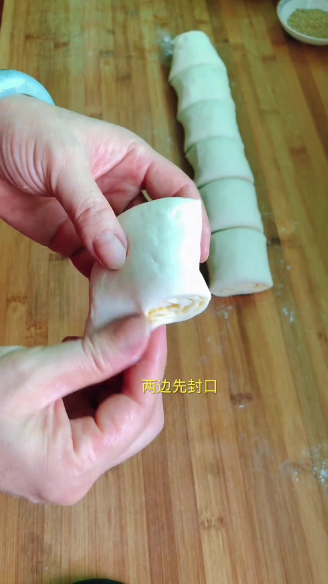 椒盐芝麻饼，外酥内软咸香，好吃到停不下来
