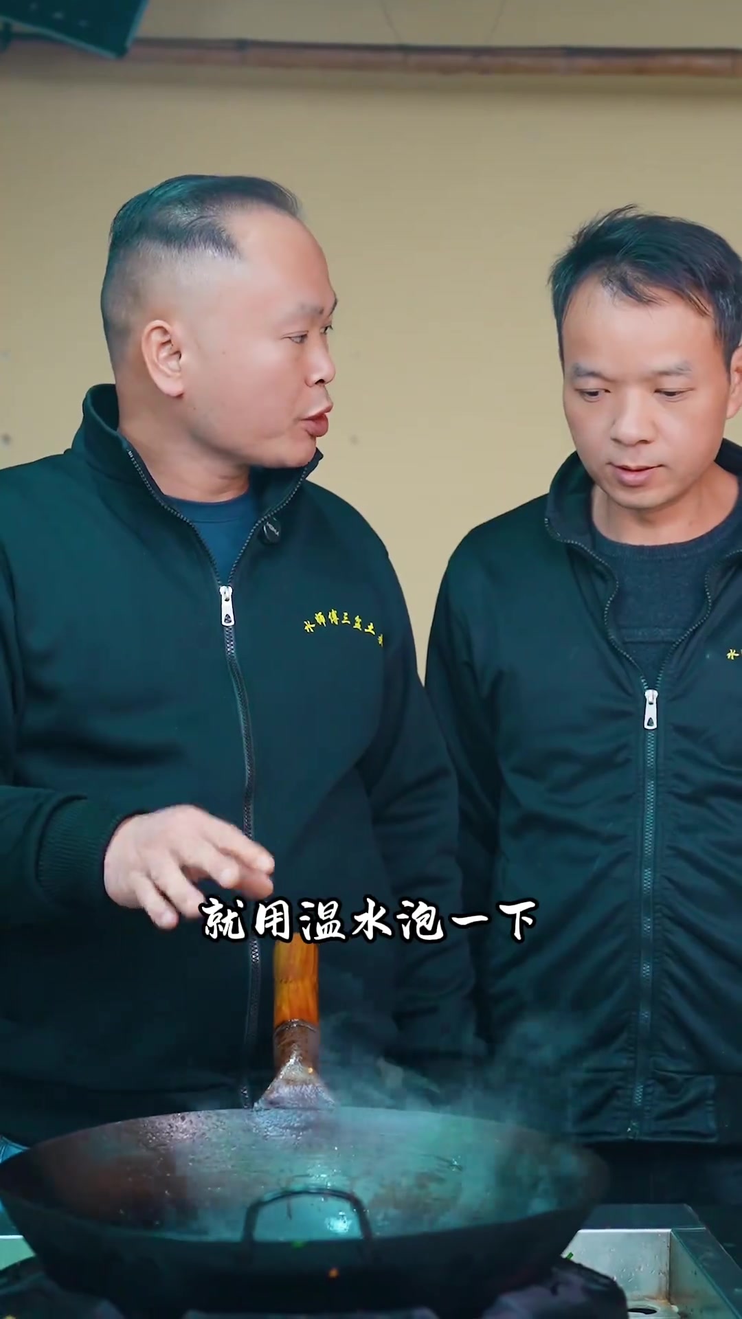 年夜饭做这道菜,浓浓年味 腊牛肉炒猪血丸子 玩在长沙吃在湘潭