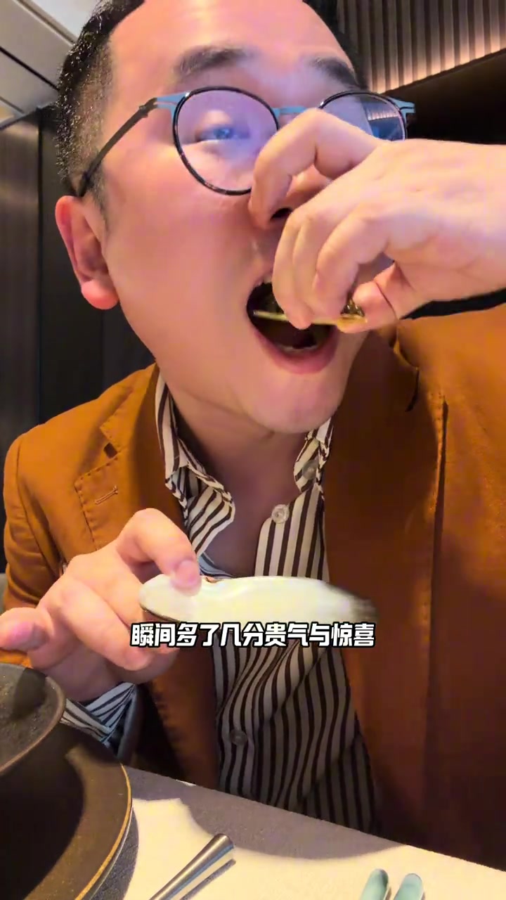一生要吃一次的西湖万荷宴 暮色中的西湖，残荷垂首，湛碧楼的“万荷宴”悄然开启