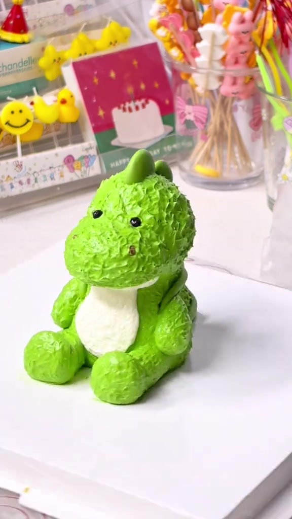 玩偶做成6寸奶油霜小恐龙蛋糕