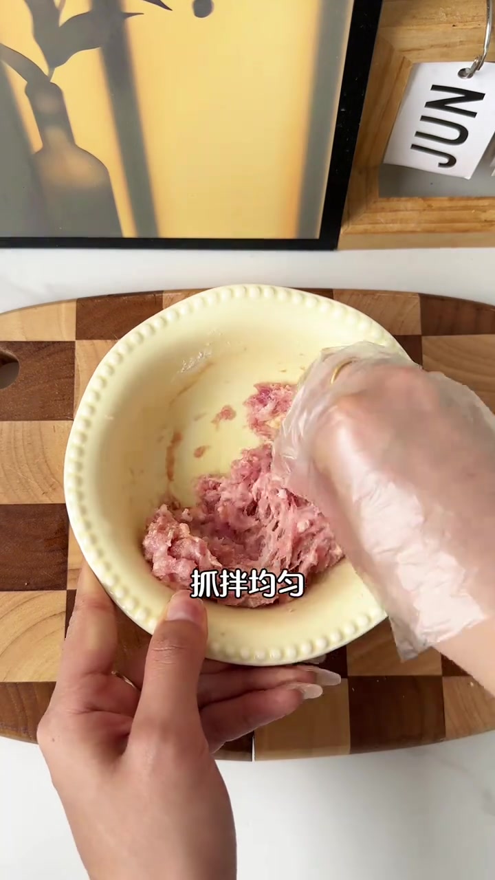 这碗汤一定要给宝宝安排，汤鲜肉嫩，营养足足的，应该没有宝宝会拒绝