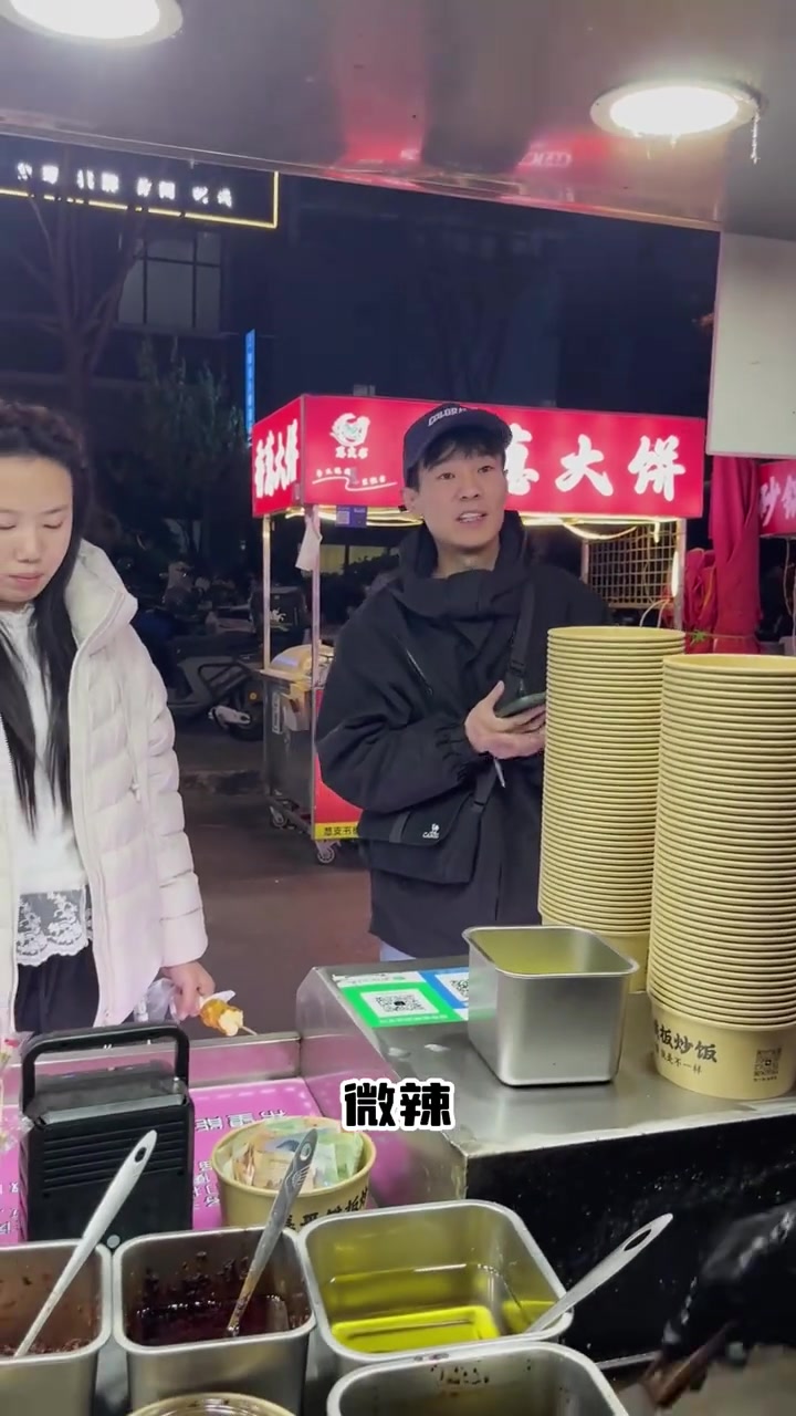 郑州摆摊，真实记录美食街边小吃的一天