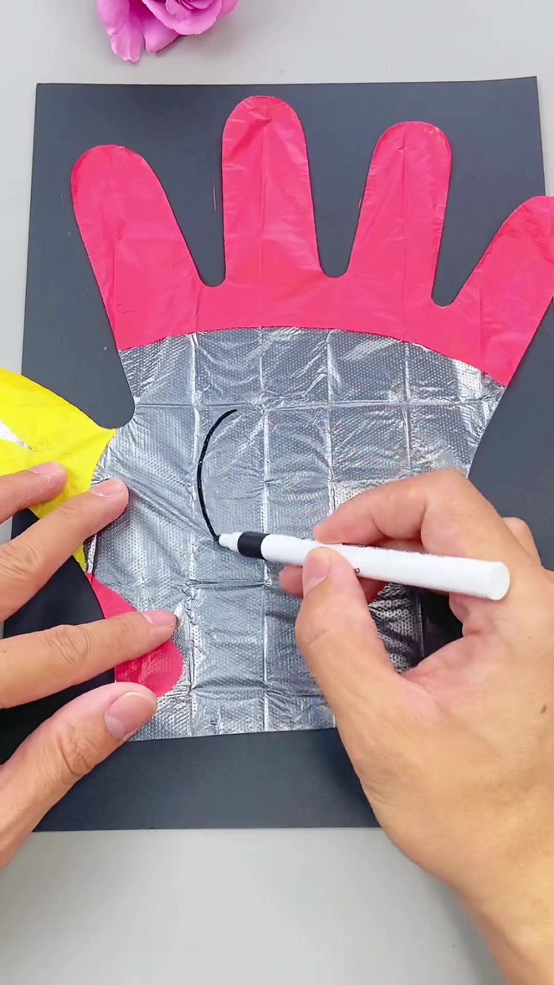 用纸杯和一次性手套制作有趣的大公鸡，与孩子共同完成，还能锻炼肺活量，废物利用，自制玩具，幼