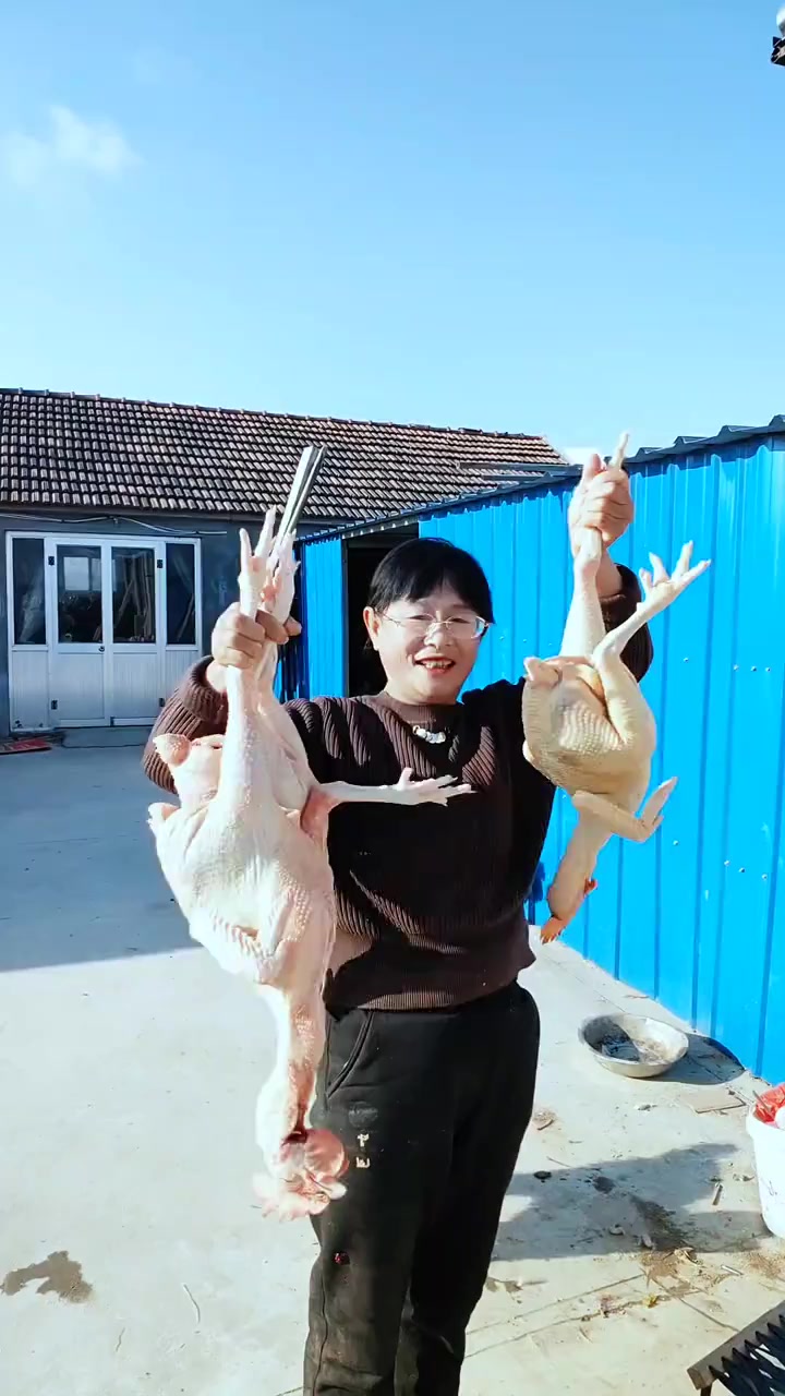 蜜薯姐别的本事没有，就是农产品做的好，自己散养溜达鸡，专吃玉米面敷皮，大白菜长的，肉质鲜美