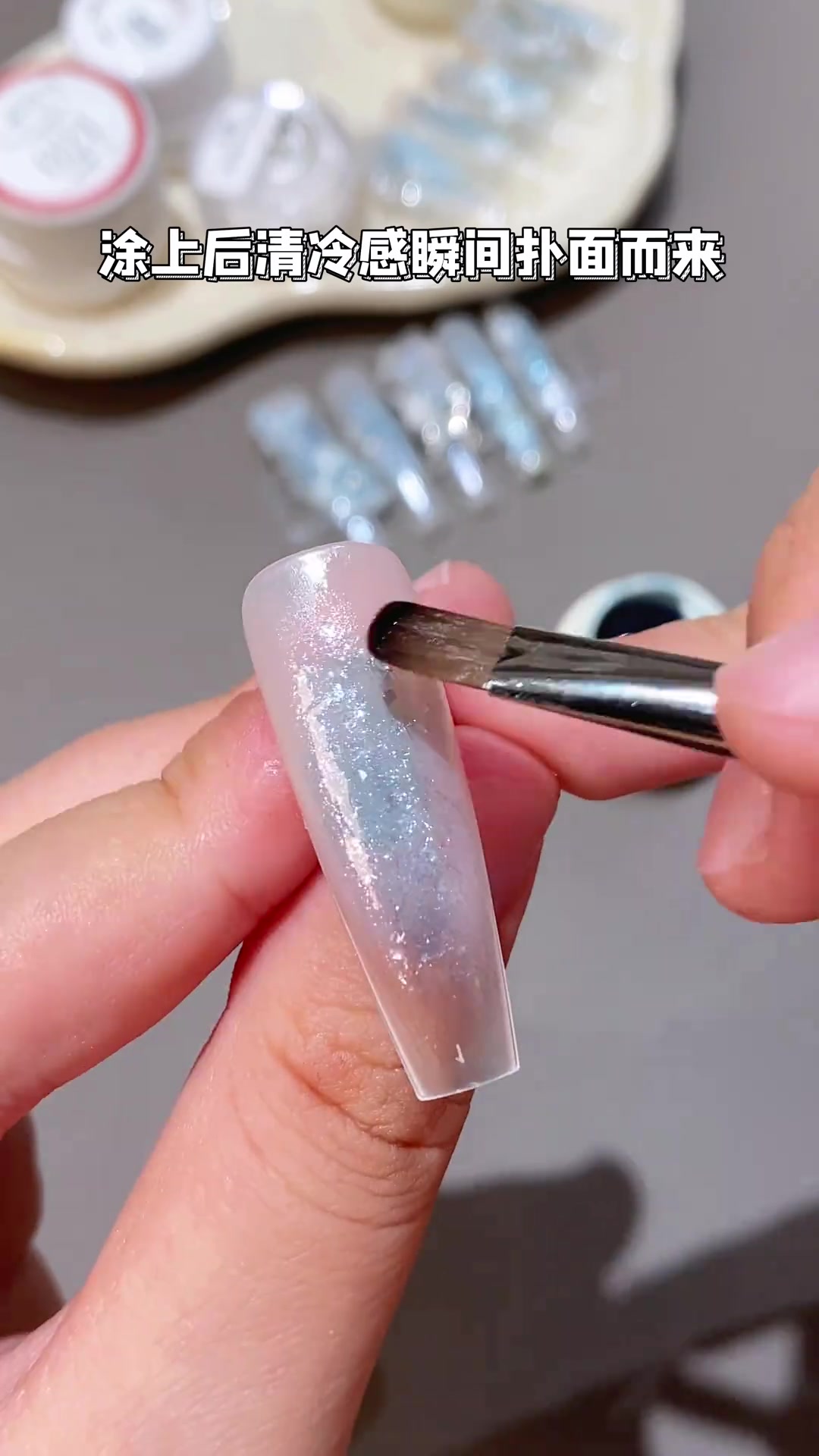 一眼就能降温的清冷感美甲