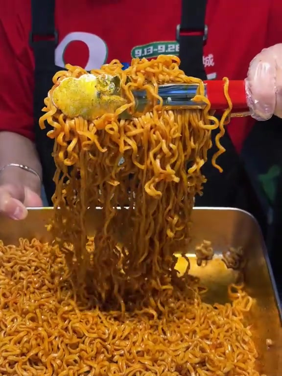 大连烤冷面卷臭豆腐真好吃