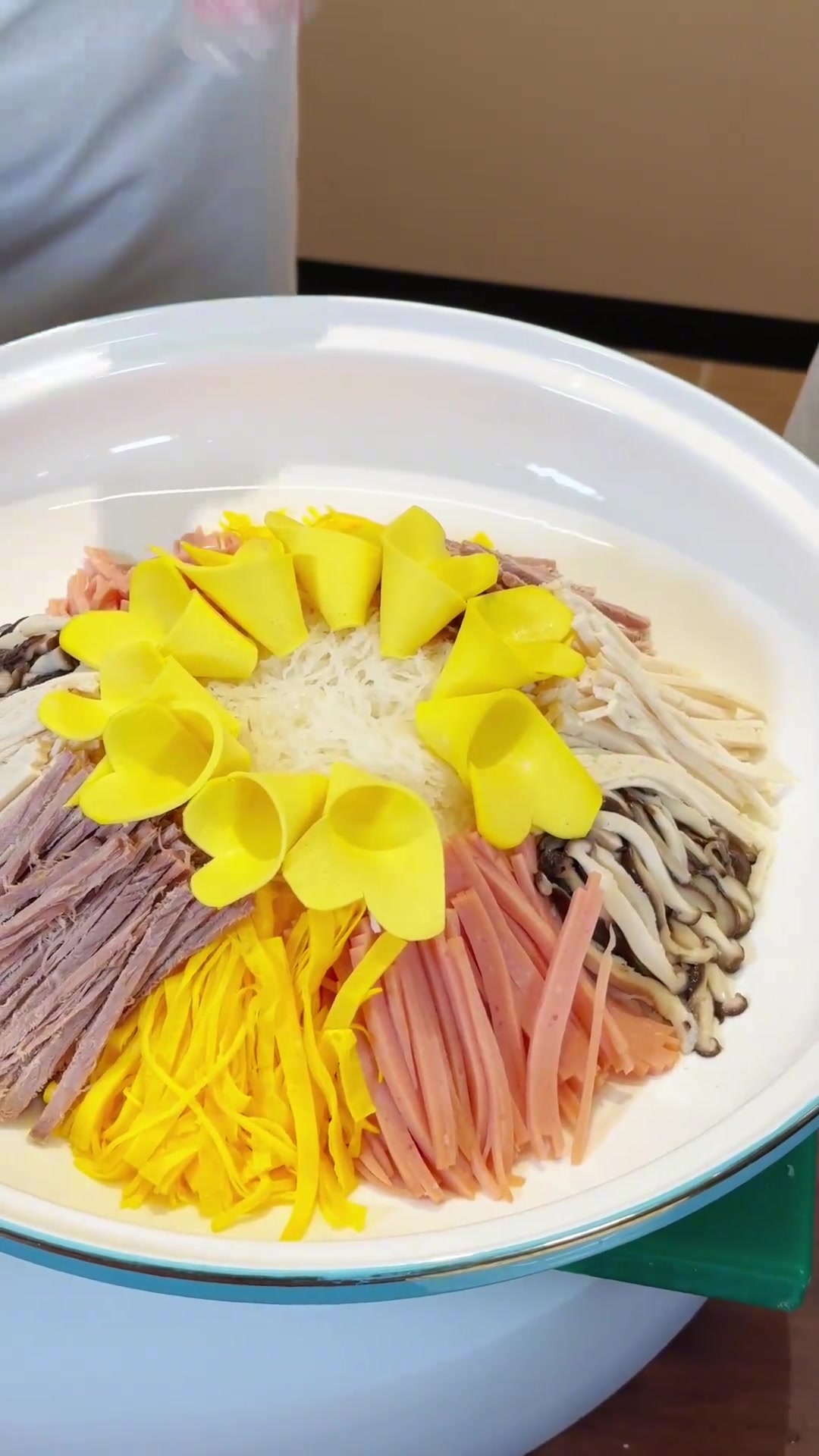 今天来向师兄学习河南经典豫菜“牡丹燕菜”,感受豫菜的精致与讲究,每一步都藏着老手艺