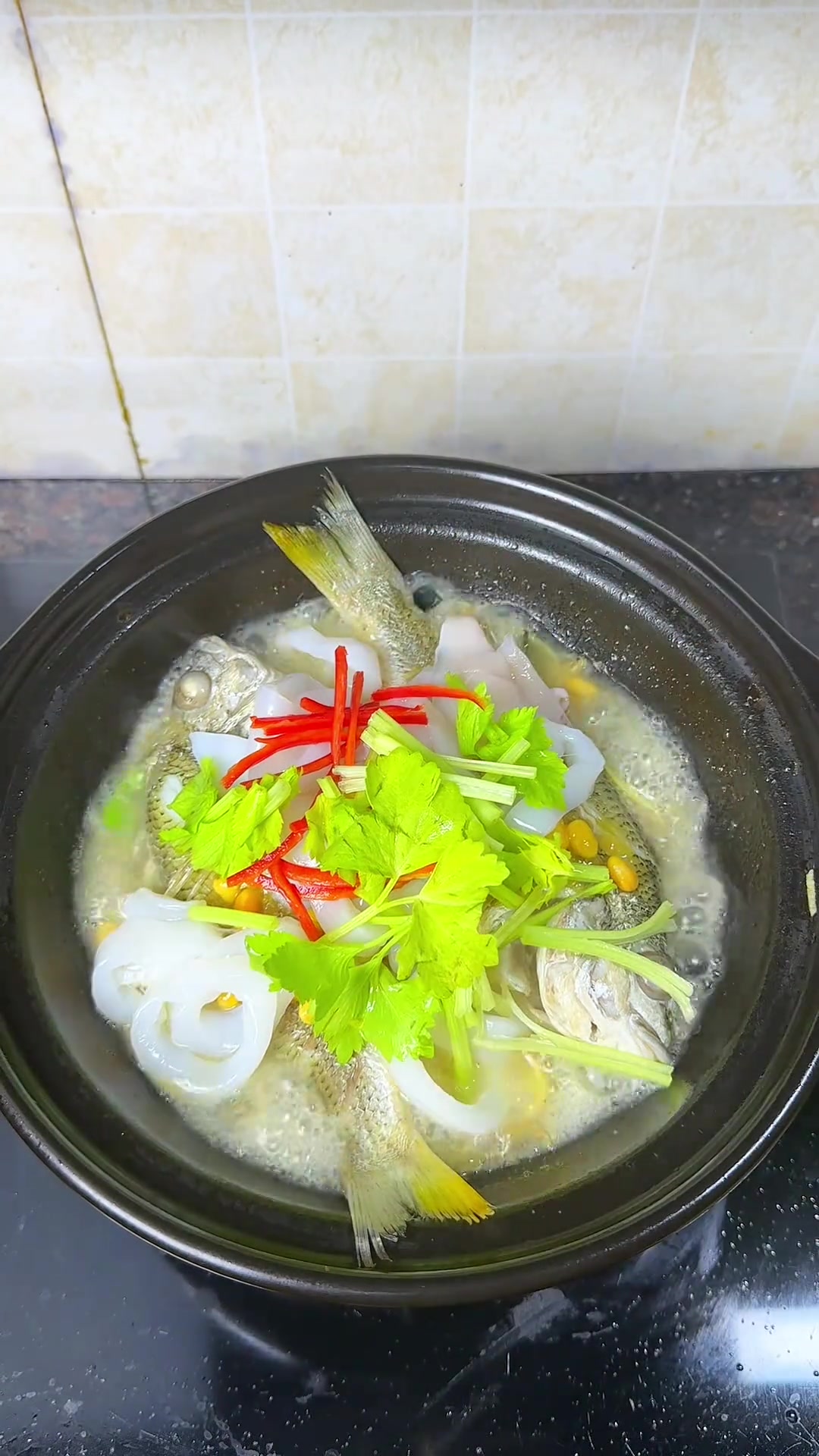 潮汕煮鱼花样多，黄墙煮鲜鱿鱼，原汁原味，味道好极啦