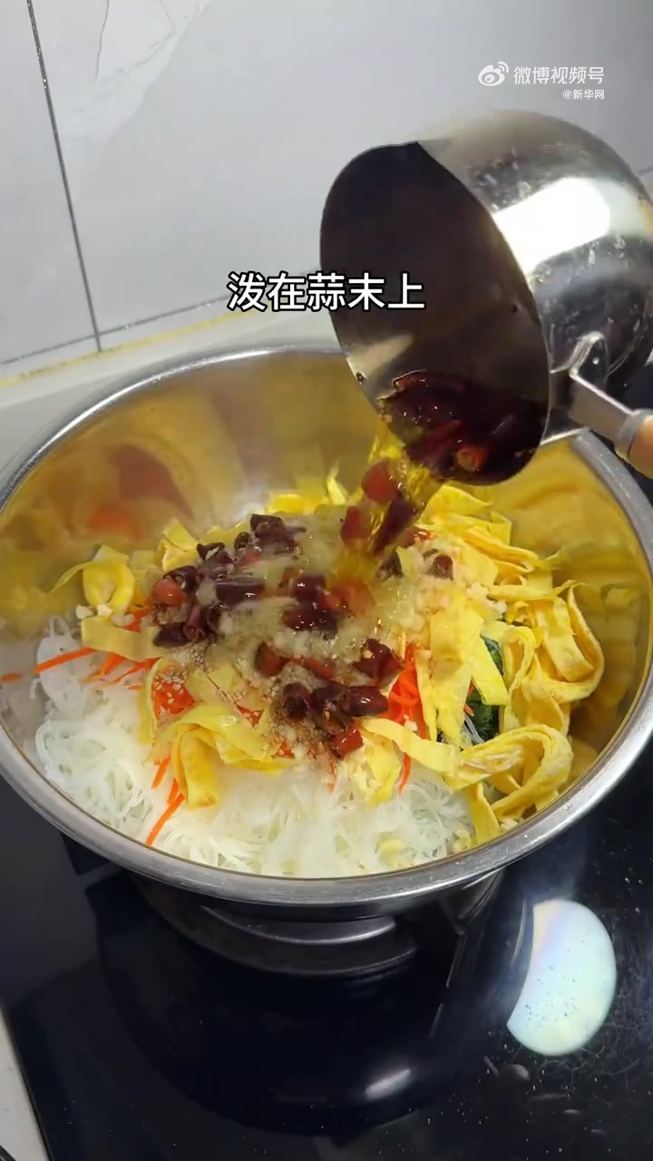 你们家年夜饭菜单安排好了吗？年夜饭必不可少的凉拌菜是啥？推荐一道菠菜拌粉丝，明天试试吧。解