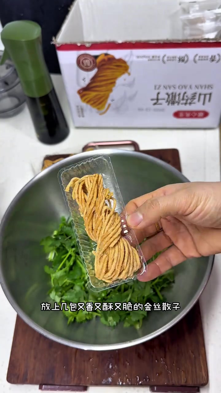 徐州人年夜饭餐桌必备小凉菜香菜拌馓子