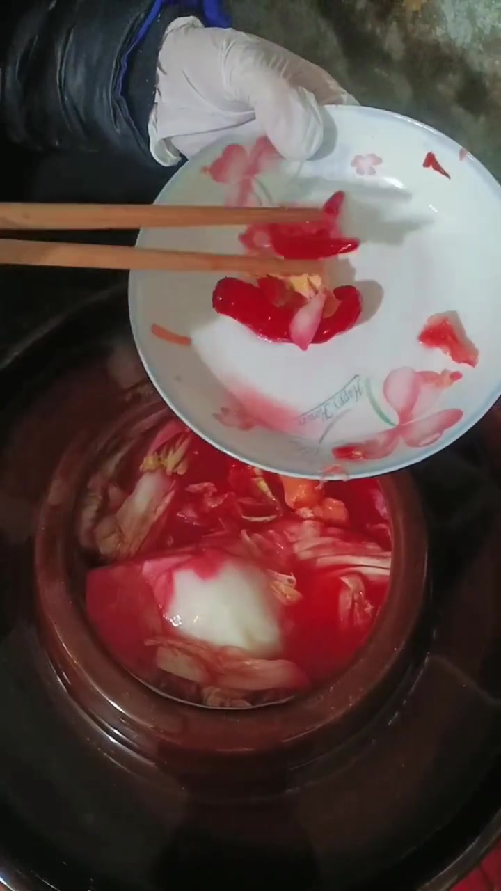 搞点泡菜起来，做酸菜豆皮，是我的最爱，早餐