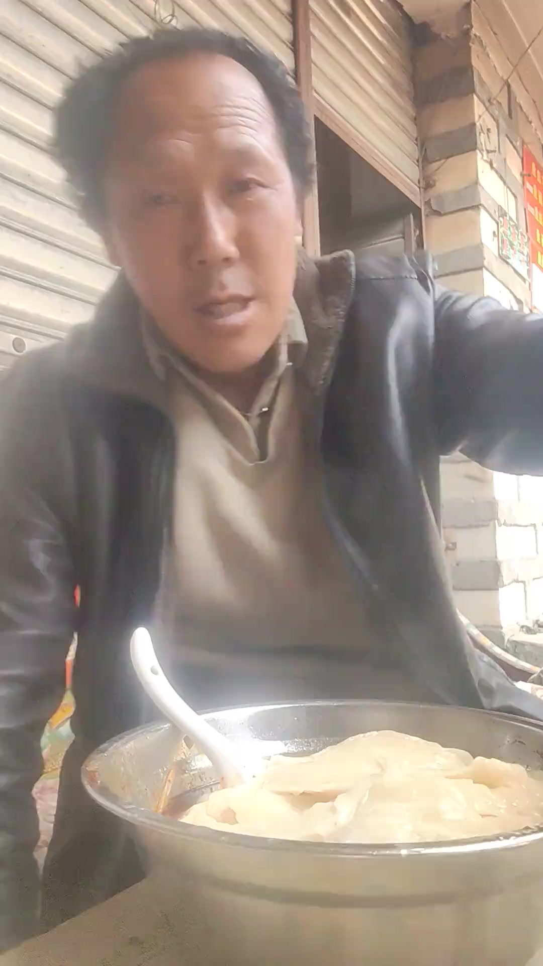 酸菜刀削面就蒜，舒坦！
