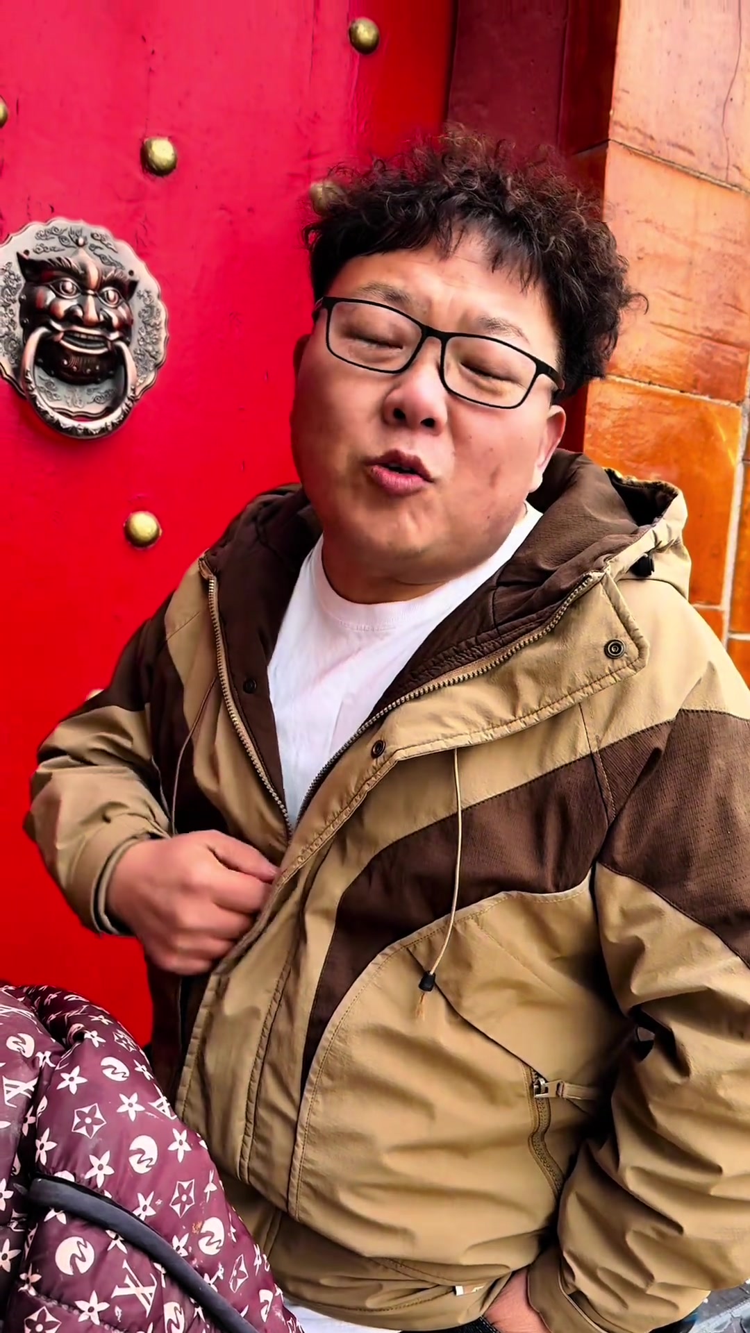 老北京必须吃缸炉烧饼羊杂汤,中午板面面条子,晚上还得弄二两