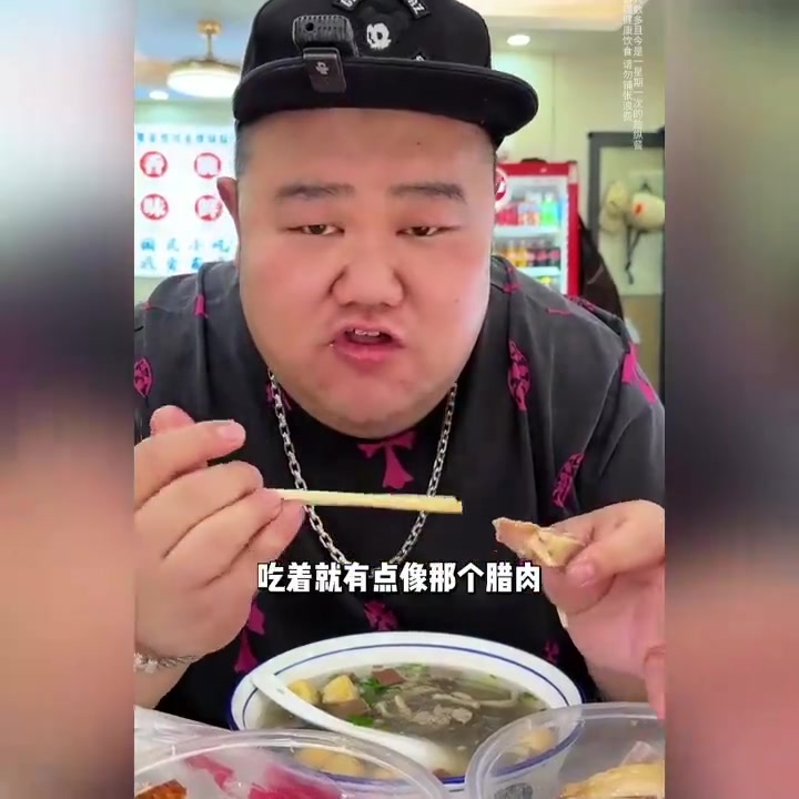 南京烤鸭香飘万里,尽在眼前,胖哥火力全开吃过瘾了