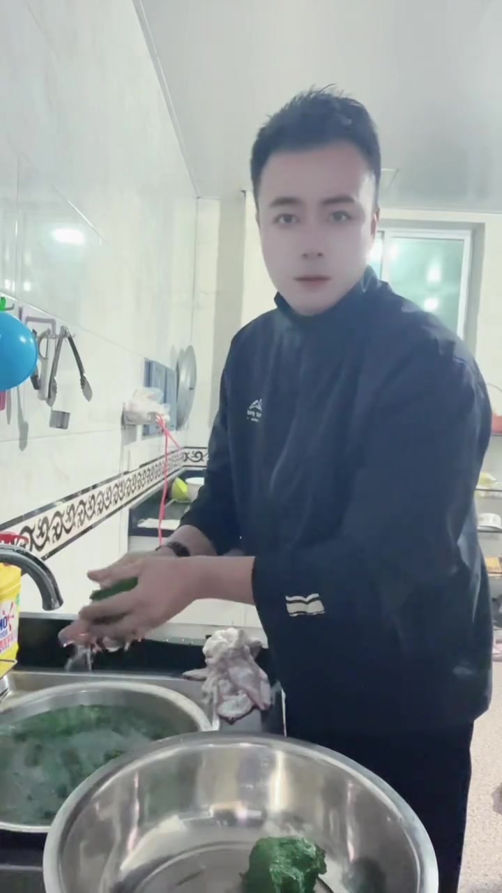 孤孤单单一个人，荠菜挖的再多有什么用，连一个爱吃荠菜饺子的媳妇都没有