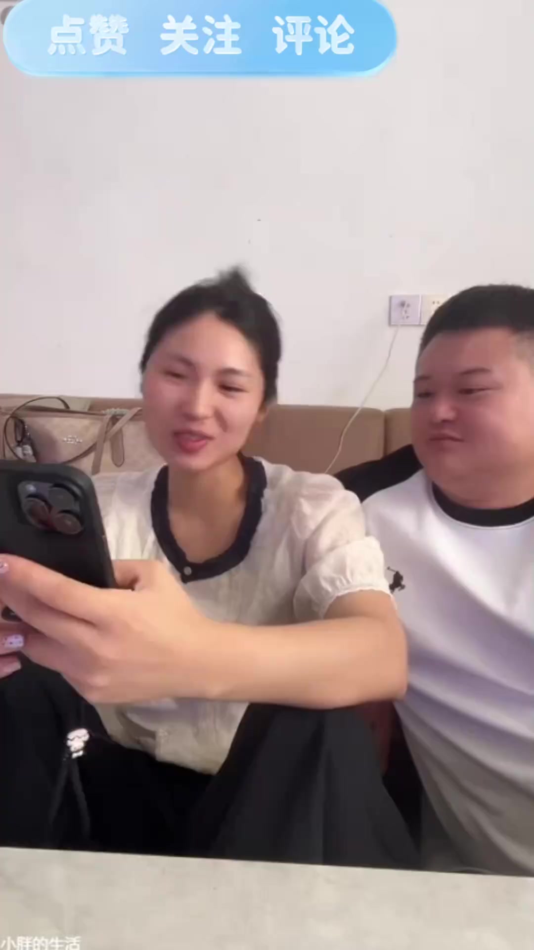 沙弥母的微信头像是娜娜小胖的合影。很可爱沙弥母